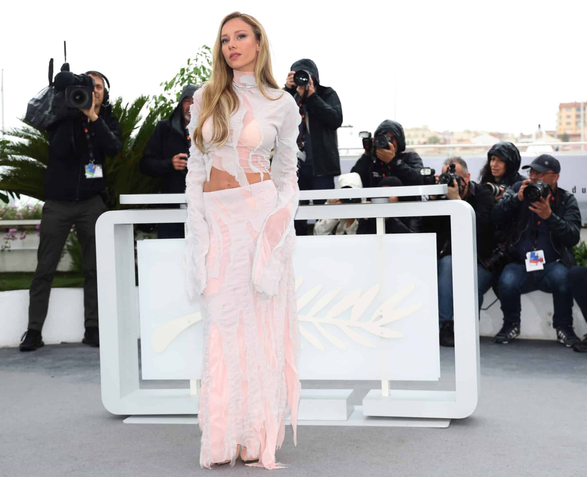 Ester Expósito hace sombra a Indiana Jones en Cannes. La actriz española deslumbró vestida de Versace en la alfombra roja previa al estreno mundial de la última aventura de Indiana Jones.