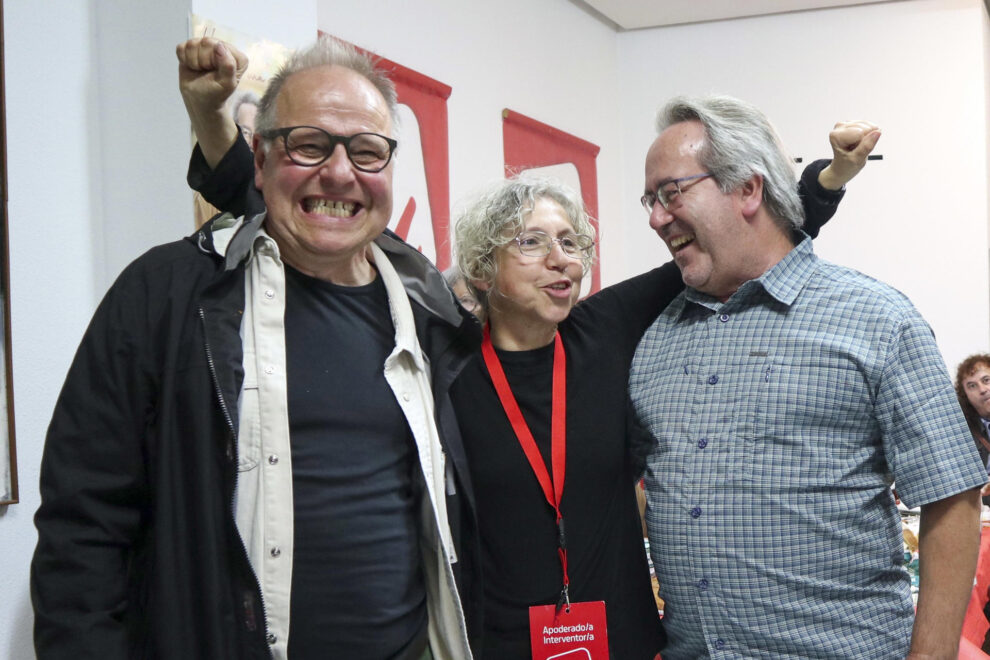 El candidato de Izquierda Unida a la alcaldía de Zamora, Francisco Guarido, celebra los resultados electorales de este domingo en la capital castellano-leonesa. 