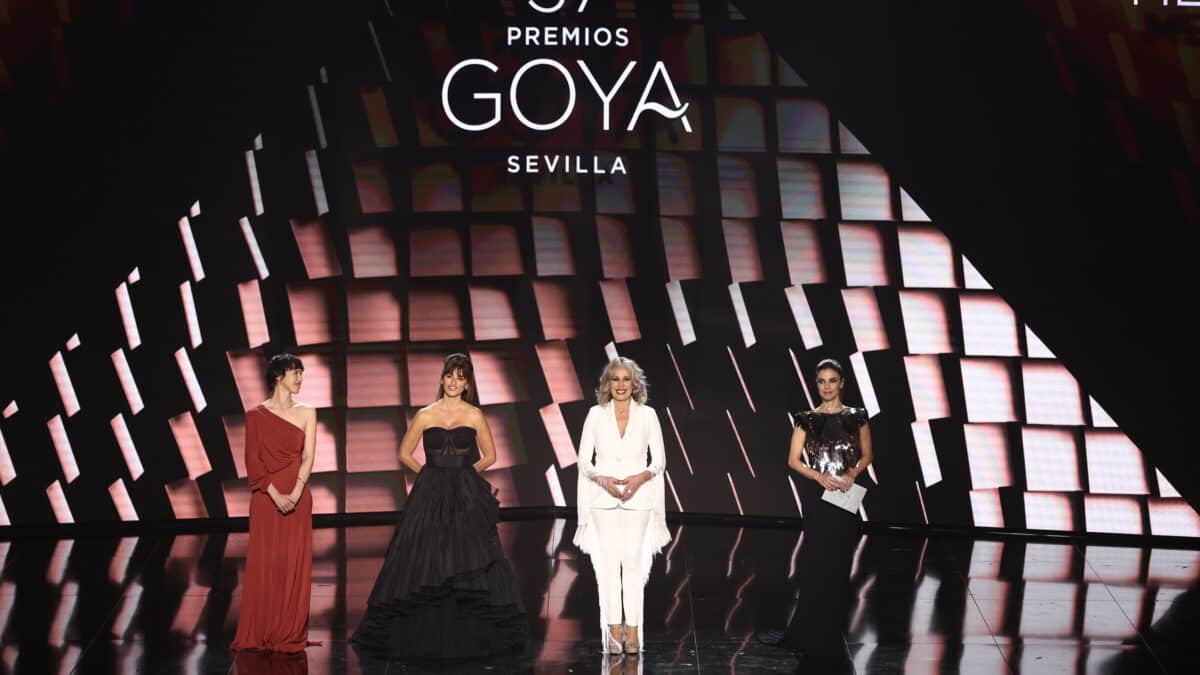 (I-D) Las actrices de 'Belle Époque', Penélope Cruz; Maribel Verdú; Miriam Díaz-Aroca y Ariadna Gil, entregan el Goya a mejor película, en la 37 edición de los Premios Goya