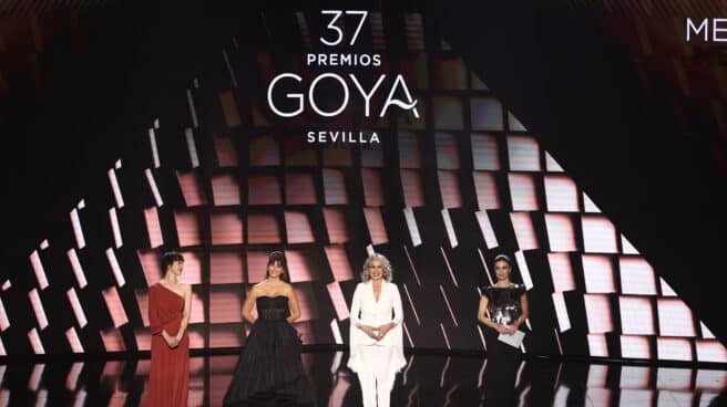 (I-D) Las actrices de 'Belle Époque', Penélope Cruz; Maribel Verdú; Miriam Díaz-Aroca y Ariadna Gil, entregan el Goya a mejor película, en la 37 edición de los Premios Goya