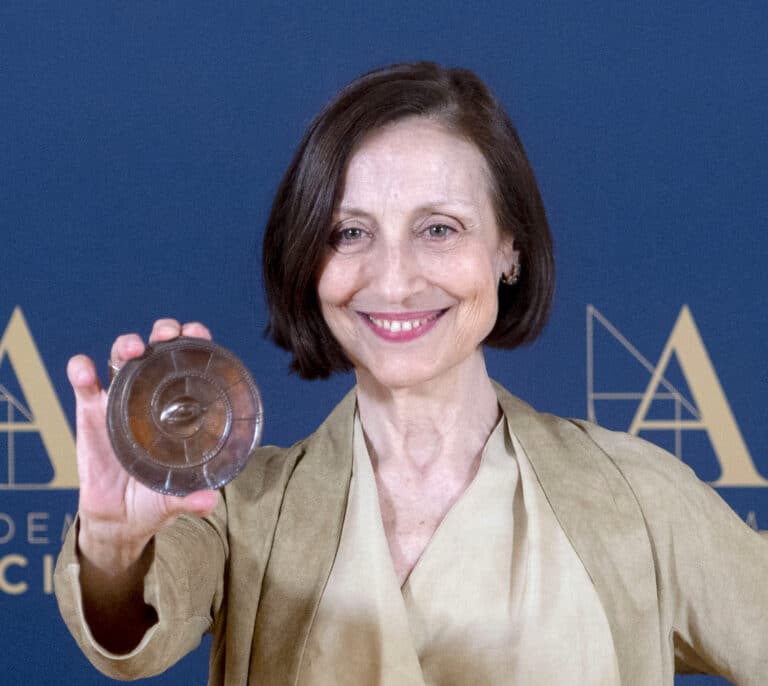 La actriz Carme Elías recibe la Medalla de Oro 2023 en un cálido homenaje de la Academia de Cine
