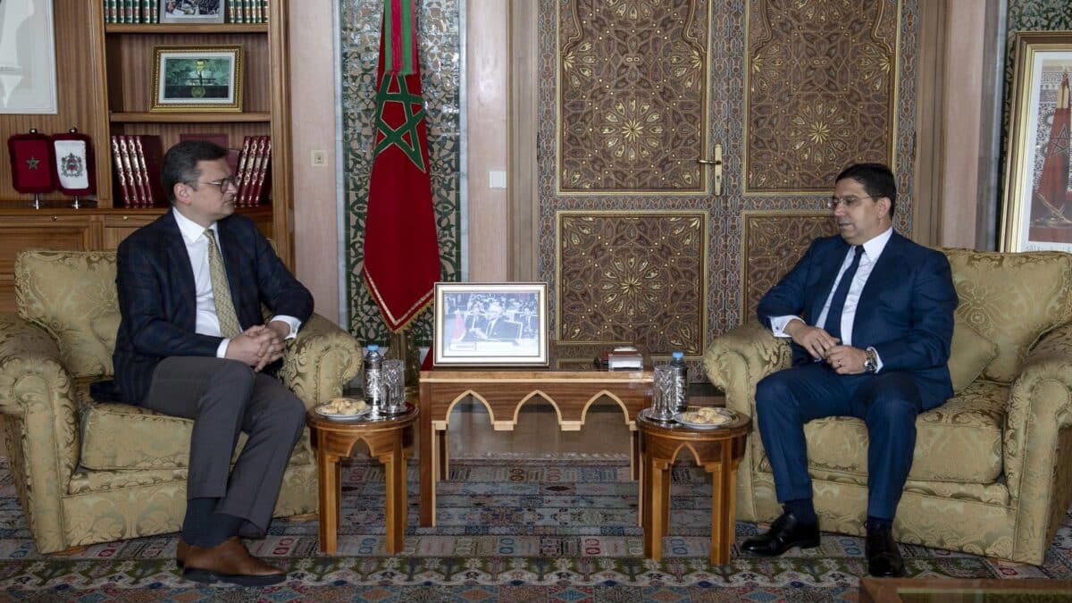 El ministro de Exteriores ucraniano Dmytro Kuleba junto a su homólogo marroquí Naser Burita