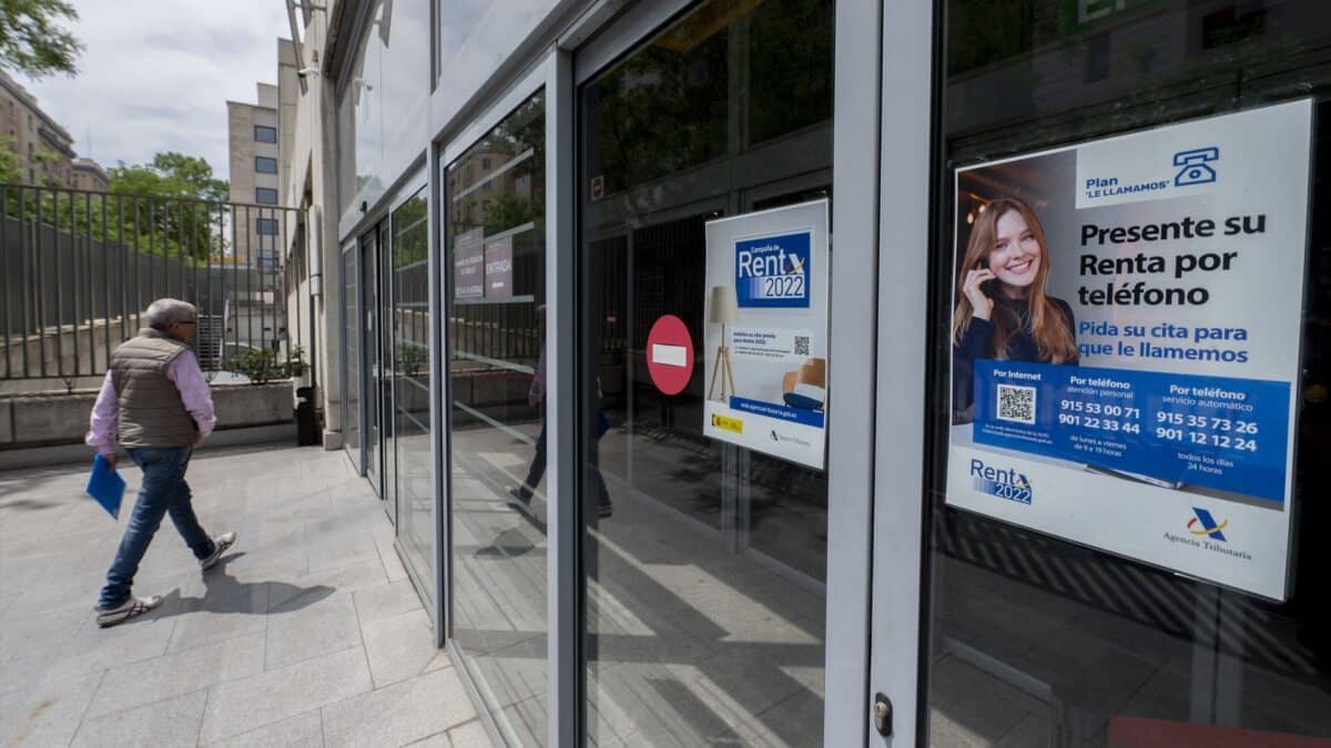 Entrada de las oficinas de la Administración de la Agencia Tributaria de Madrid en Guzmán el Bueno.