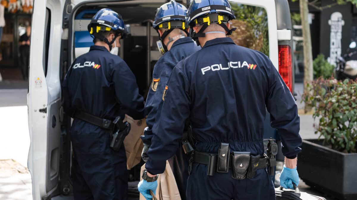 Agentes de la Policía Científica frente a un furgón policial