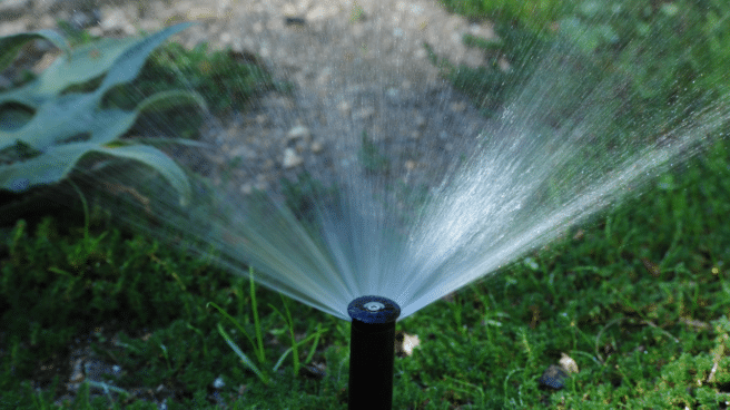 agua regenerada madrid Aspersor que usa agua regenerada para reutilización en la Comunidad de Madrid