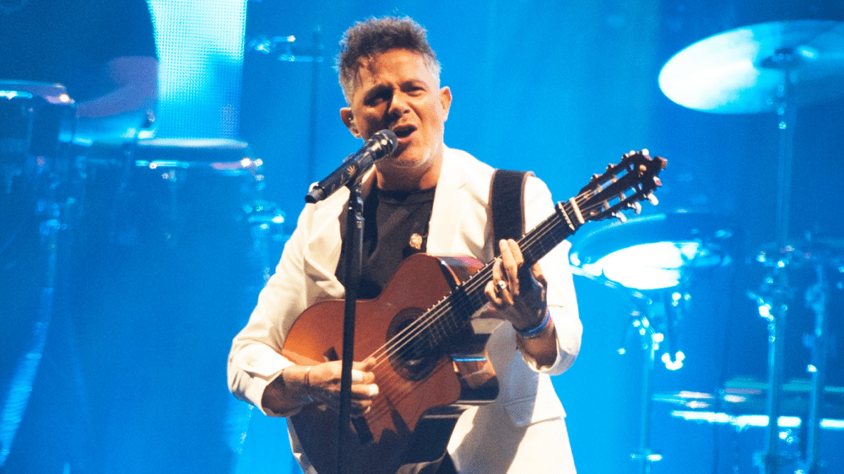 El cantante Alejandro Sanz no cancelará su próxima gira a pesar de “un brote fuerte” que ha experimentado en los últimos días