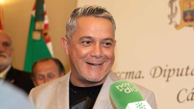 Alejandro Sanz enciende las alarmas: "A veces no quiero ni estar" El cantante, Alejandro Sanz, atiende a los medios de comunicación