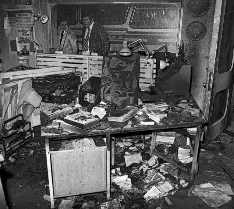 Libros de cristales rotos, 50 años de odio e intolerancia contra las librerías