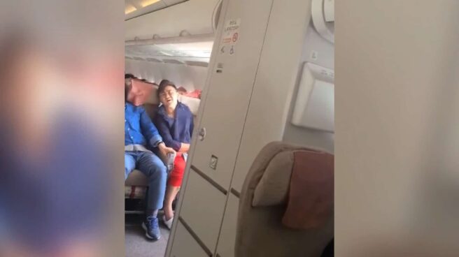 Imagen del hombre que abrió la puerta de un avión en un vuelo