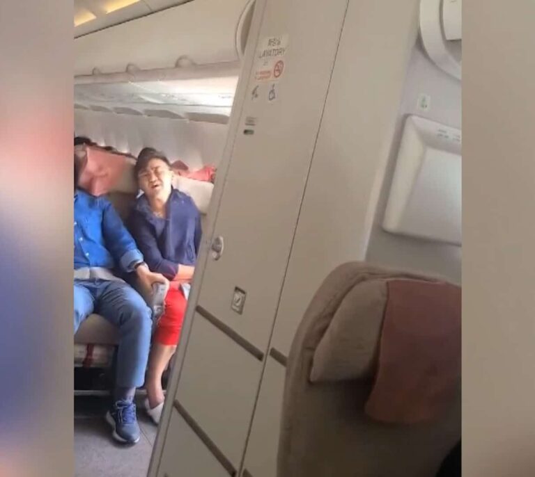 Hasta 10 años de prisión para el hombre que abrió la puerta de un avión en pleno vuelo