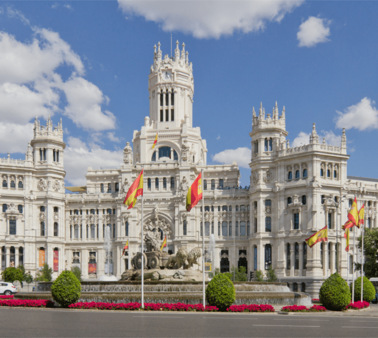No cojas el coche en Madrid este domingo: cortes de tráfico por la celebración de LaLiga y la Carrera de la Mujer