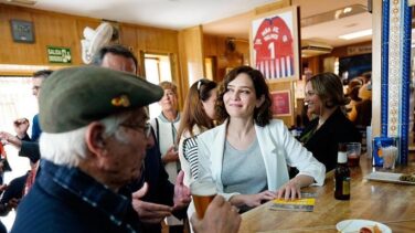 Isabel Díaz Ayuso culmina la noche electoral celebrando la victoria en su bar de referencia