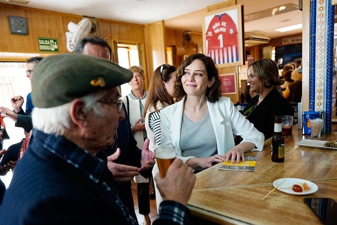 Isabel Díaz Ayuso en una imagen de archivo en un bar madrileño