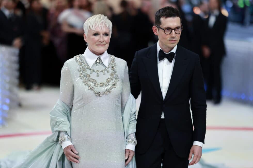 La actriz estadounidense Glenn Close (izq.) y el diseñador británico Erdem Erdem Moralioglu (der.) llegan a la alfombra de la Met Gala 2023