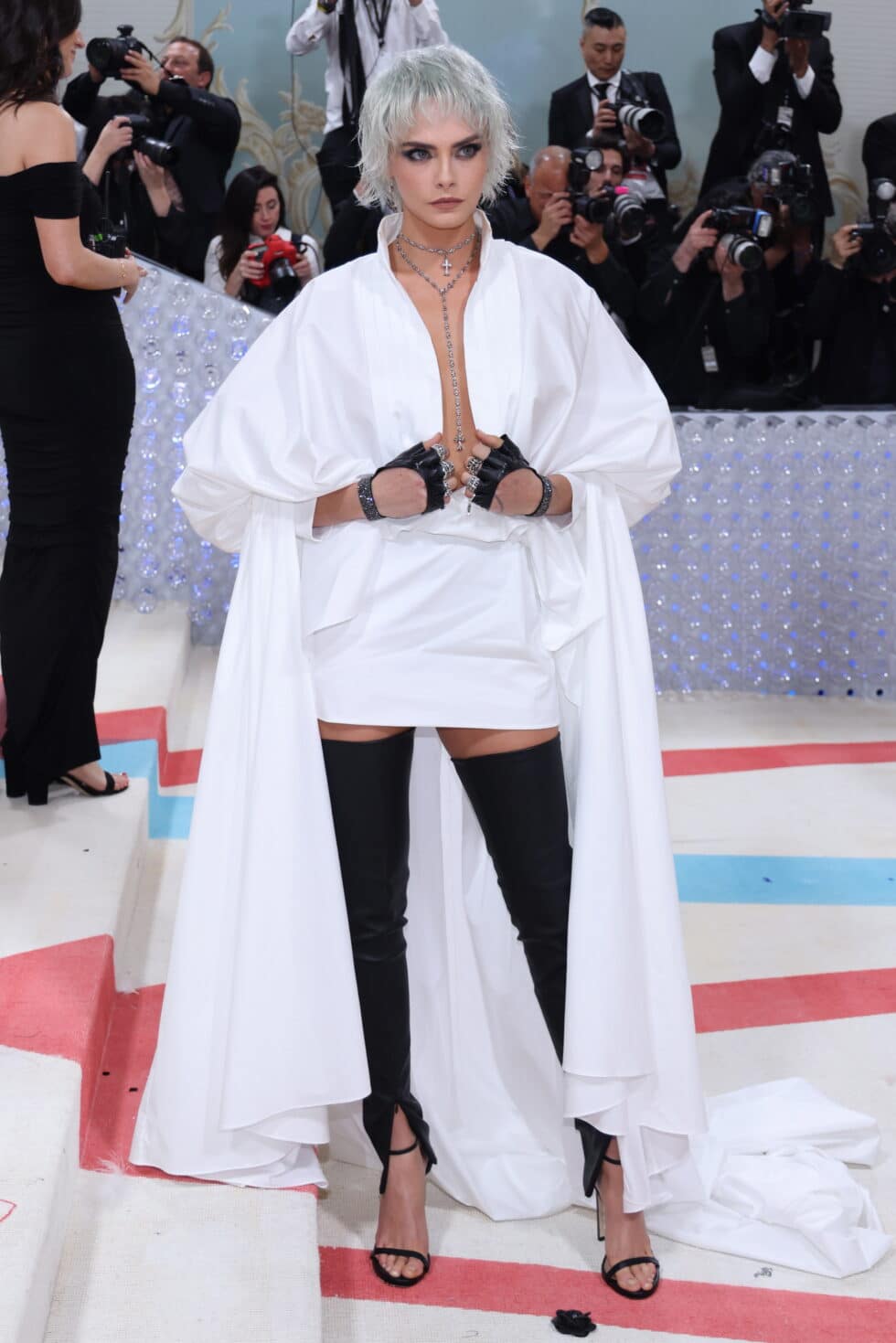 Cara Delevingne llega a la alfombra roja de la Met Gala 2023