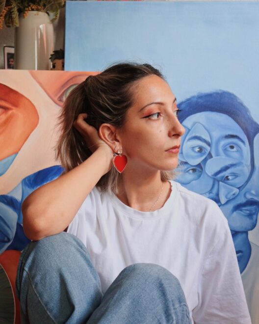 La artista Celia Gallego junto a algunas de sus obras