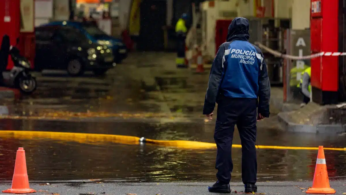 Balsa de agua en una gasolinera de Madrid.