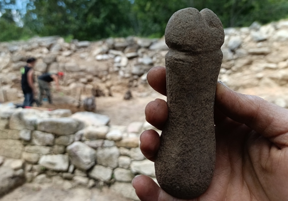 El extraño falo de piedra hallado en un yacimiento medieval gallego: "No es un consolador"