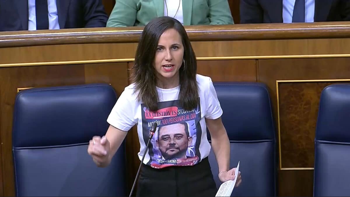 Ione Belarra en el congreso de los diputados con la camiseta del hermano de Ayuso