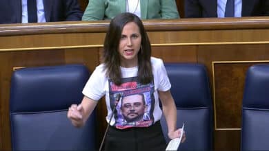 Belarra, en el Congreso con una camiseta con la cara del hermano de Ayuso