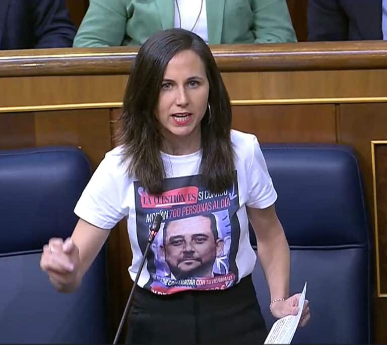 Belarra, en el Congreso con una camiseta con la cara del hermano de Ayuso