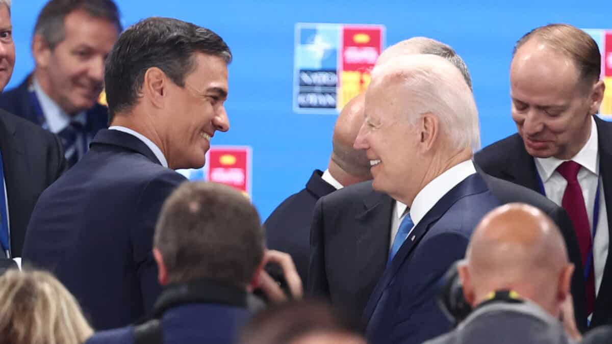 Pedro Sánchez saluda a Joe Biden en la cumbre de la OTAN en Madrid