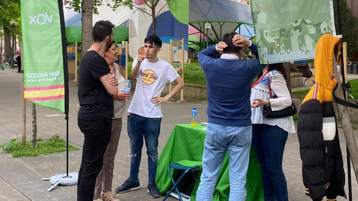 Agreden a un candidato de Vox y destrozan su carpa informativa durante un acto en Bilbao