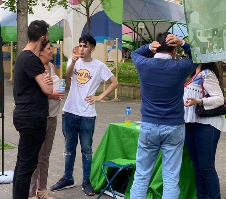 Agreden a un candidato de Vox y destrozan su carpa informativa durante un acto en Bilbao