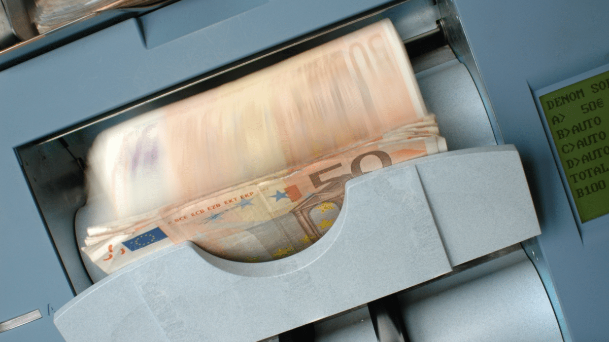 Billetes de dinero euros para cobrar la paga extra de verano 2023