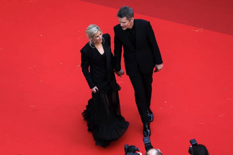 El actor Ethan Hawke junto a su esposa Ryan Shawhughes Hawke llegan al visionado de 'Monster' en Cannes