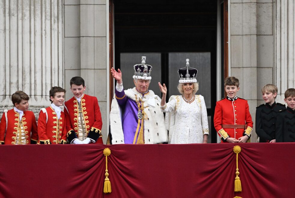 Junto a los Reyes, los pajes que les han ayudado en la ceremonia