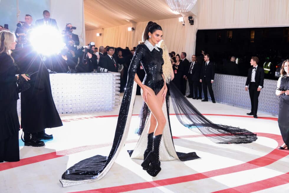 Kendall Jenner llega a la alfombra roja de la Met Gala 2023
