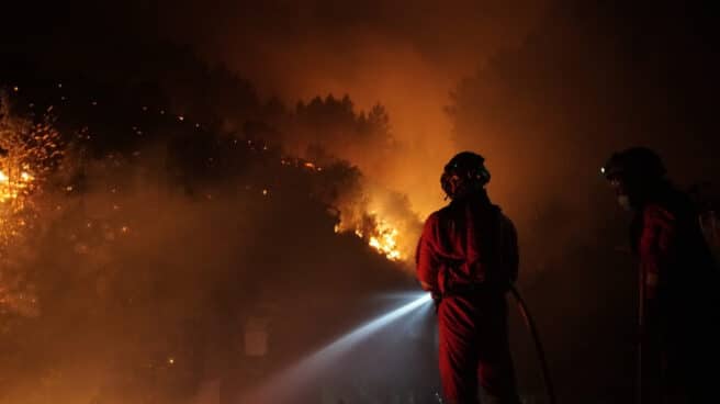 Bomberos en el incendio de Las Hurdes (Cáceres).