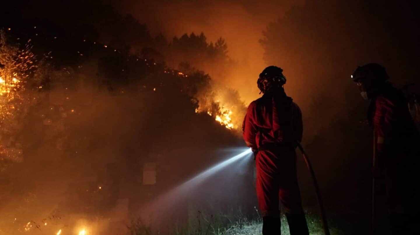 Trabajos nocturnos de los militares de la UME desplegados en la zona para la extinción del incendio