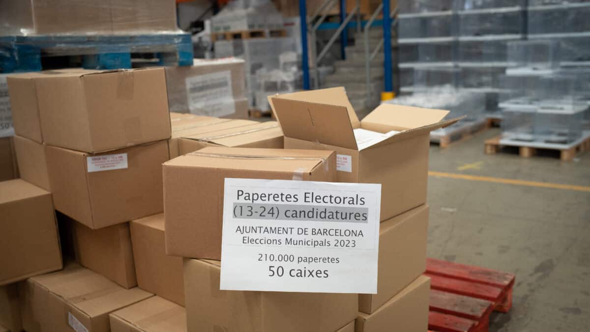 Cajas con papeletas electorales para las próximas elecciones municipales del 28 de mayo en los talleres municipales