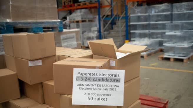 Cajas con papeletas electorales para las próximas elecciones municipales del 28 de mayo en los talleres municipales