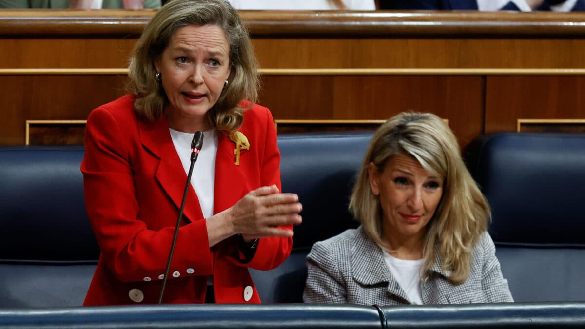 La vicepresidenta primera y ministra de Asuntos Económicos y Transformación Digital, Nadia Calviño (izq.), interviene en una sesión de control del Congreso en presencia de la vicepresidenta segunda y ministra de Trabajo y Economía Social, Yolanda Díaz.