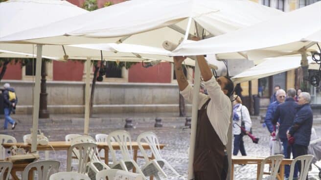 Camarero Sevilla Un camarero pone los calefactores en una terraza en Sevilla.