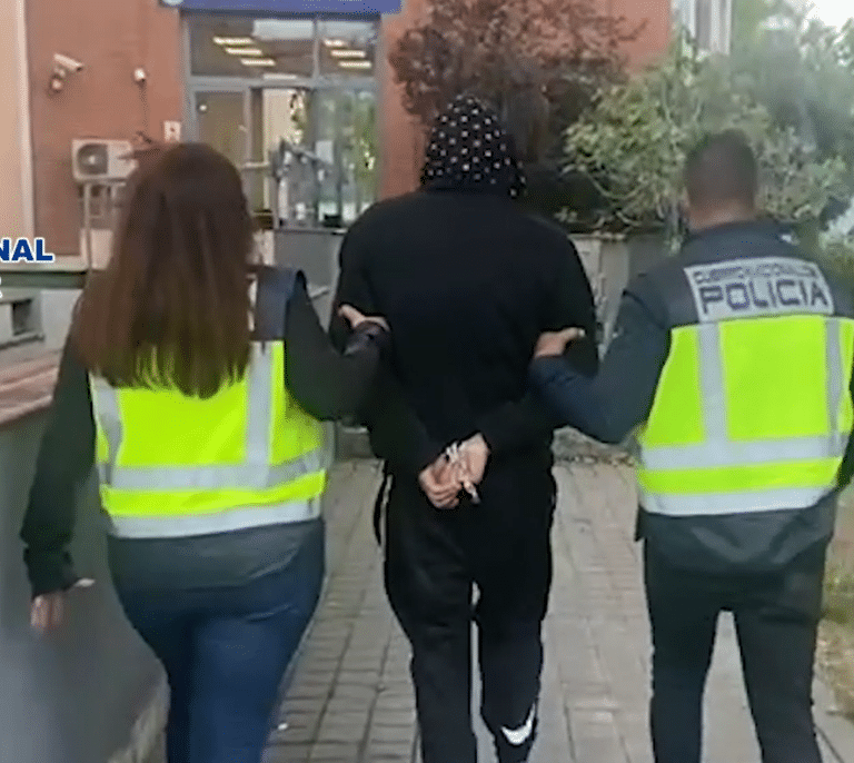 Cuatro detenidos por colgar un muñeco ahorcado de Vinicius en un puente de Madrid