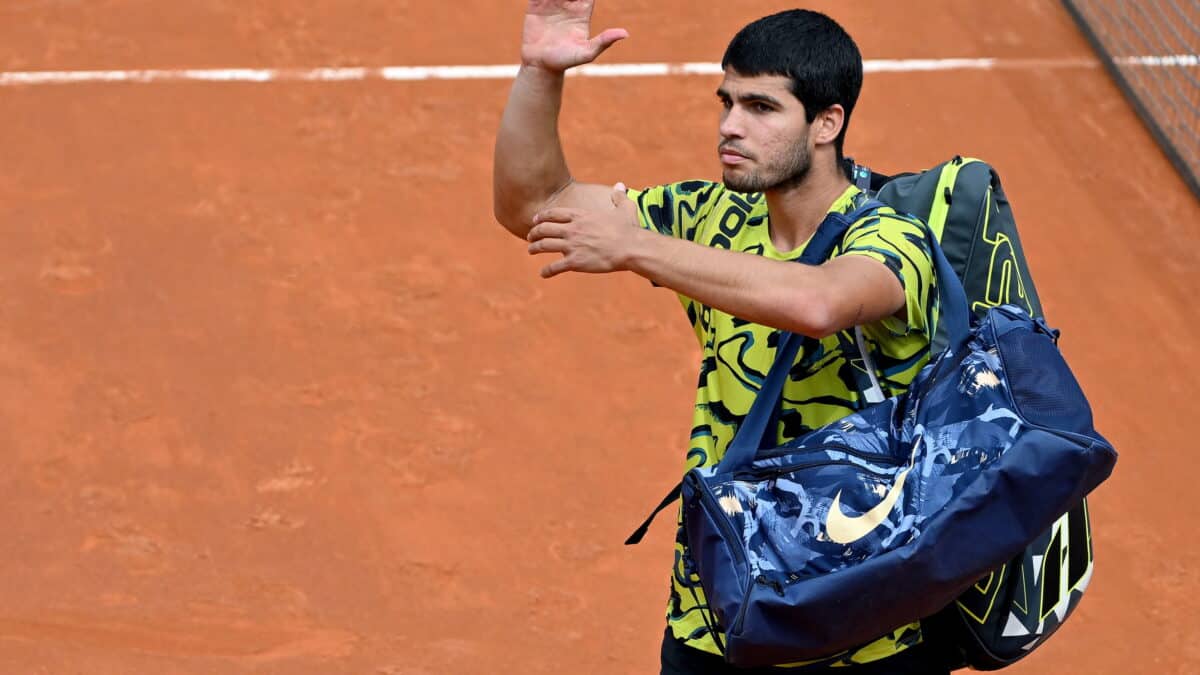 Carlos Alcaraz de España abandona la cancha después de perder su partido de la tercera ronda de individuales masculinos contra Fabian Marozsan de Hungría