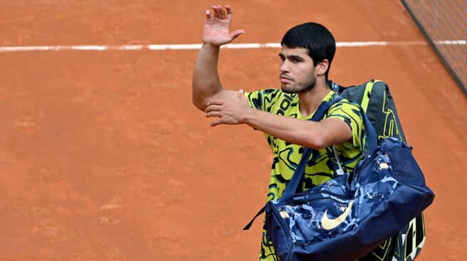 Carlos Alcaraz de España abandona la cancha después de perder su partido de la tercera ronda de individuales masculinos contra Fabian Marozsan de Hungría