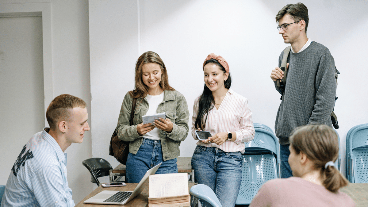 Los universitarios en la sala de estudio con libros debatiendo sobre cuáles son las carreras con más salidas