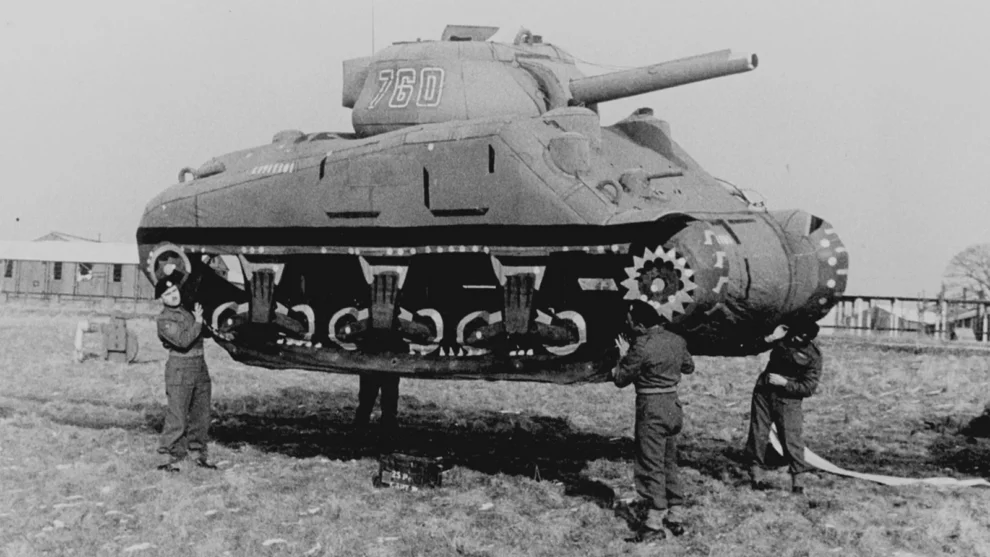 Carro Sherman de mentira de la II Guerra Mundial.