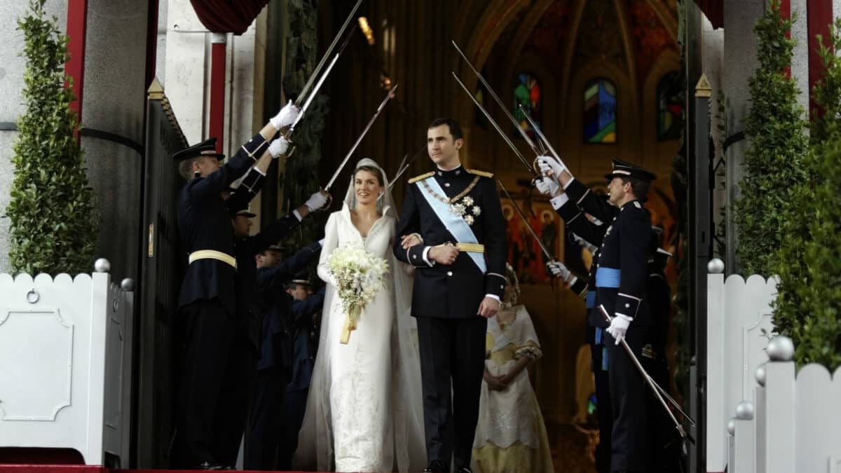 La salida de Felipe y Letizia de la catedral del la Almudena tras su "sí, quiero"