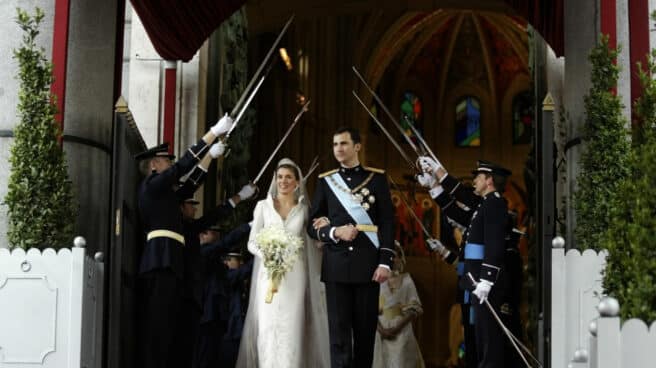 La salida de Felipe y Letizia de la catedral del la Almudena tras su "sí, quiero"