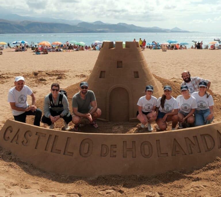 Castillo de Holanda celebra el Día de Canarias con degustación de quesos en la playa de Las Canteras