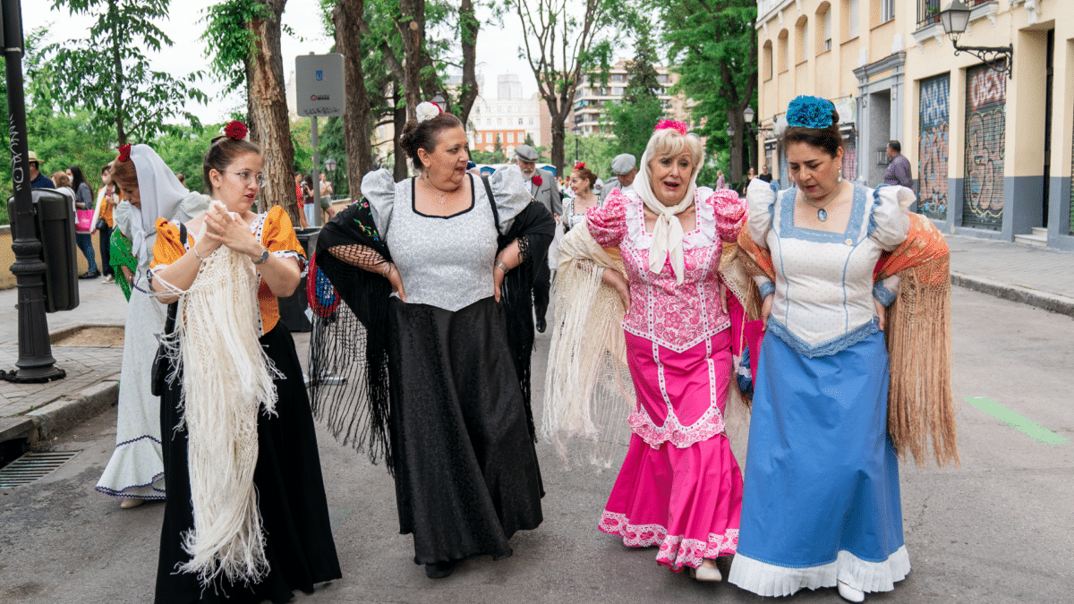 Mujeres vestidas de chulapa en Madrid en San Isidro el 15 de mayo
