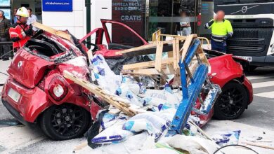 Milagro en Granada: una joven sale ilesa tras caer sobre su coche un palé de más de 1.000 kilos