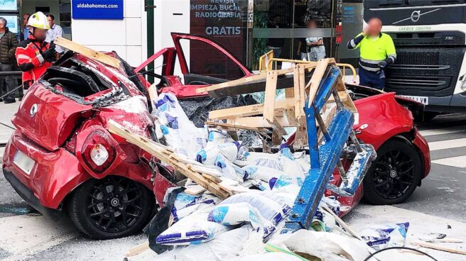 Milagro en Granada: una joven sale ilesa tras caer sobre su coche un palé de más de 1.000 kilos Coche aplastado por un palé que se ha caído de una grúa en un accidente en Granada.