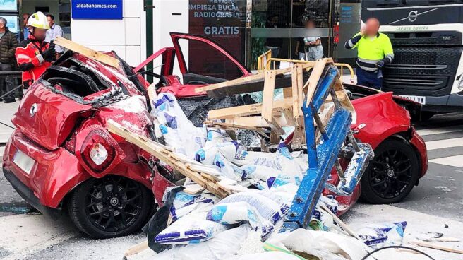 A car is crushed by a pallet that fell from a crane in Granada.